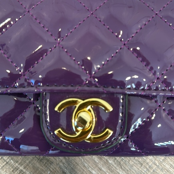 BRAND NEW! Chic Purple Quilted Clutch with Gold Chain - Picture 3 of 3